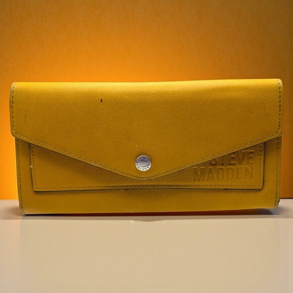 Steve Madden Handbags - Steve Madden Yellow Leather Wallet With Snap Closure & Zipper Pocket